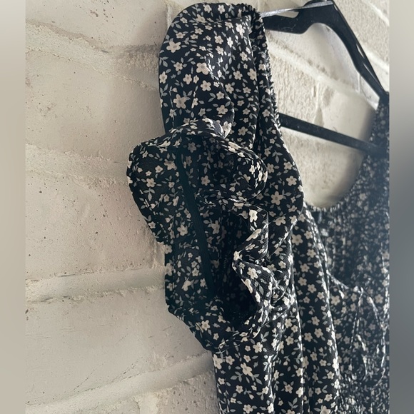 Love Tree Floral Shorts Romper, Size Medium. - Picture 6 of 8